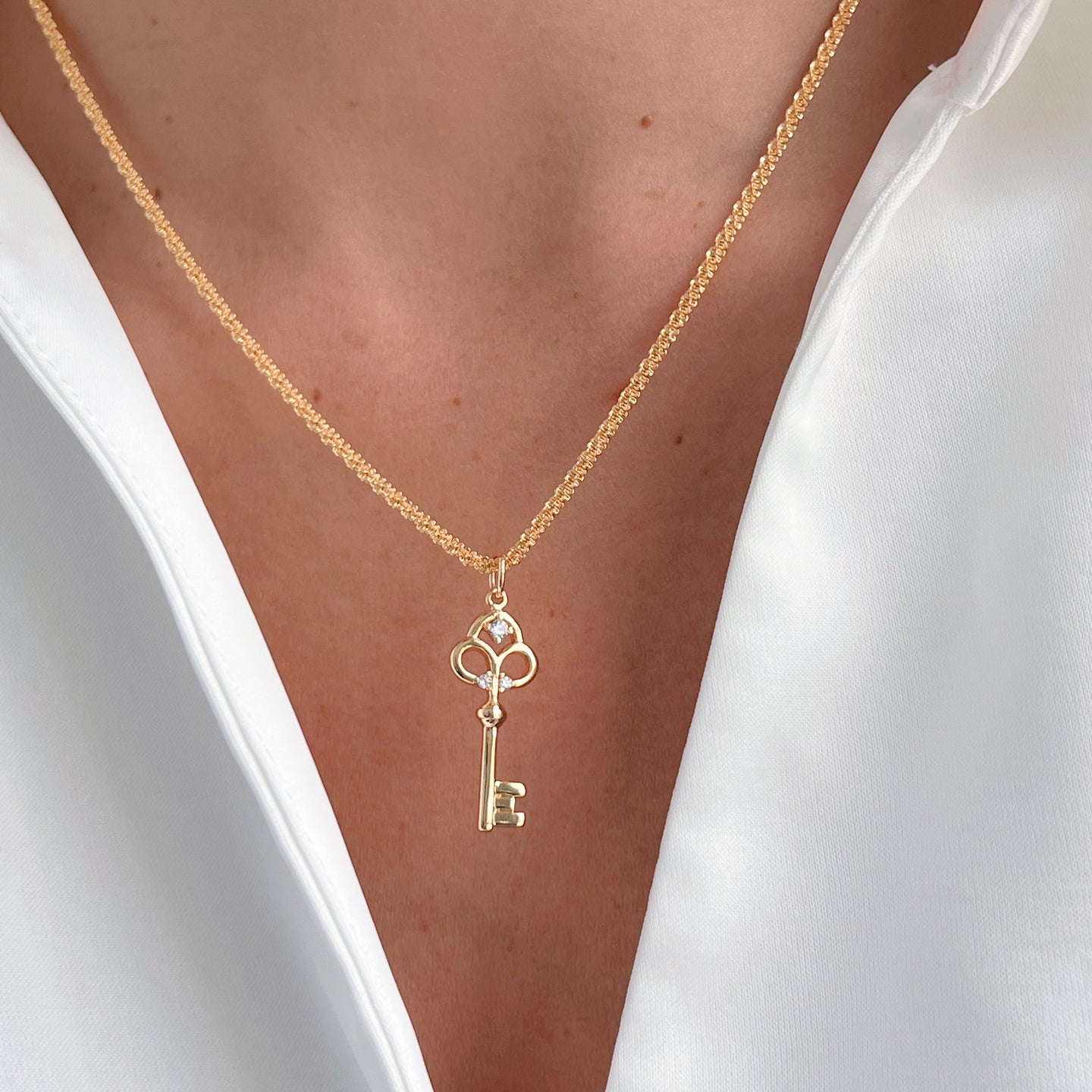 Unlock Your Path – Gold Key Necklace for New Beginnings